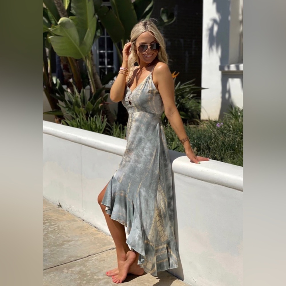 This adorable tie dye maxi features a sea shell button down closure. SZ S